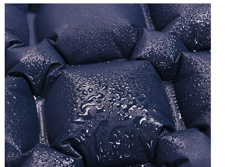 détail surface imperméable du matelas camping 2 places résistant à l’eau