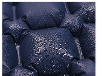 Thumbnail for détail surface imperméable du matelas camping 2 places résistant à l’eau