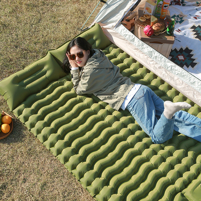 Matelas gonflable 2 places dans tente camping en couple