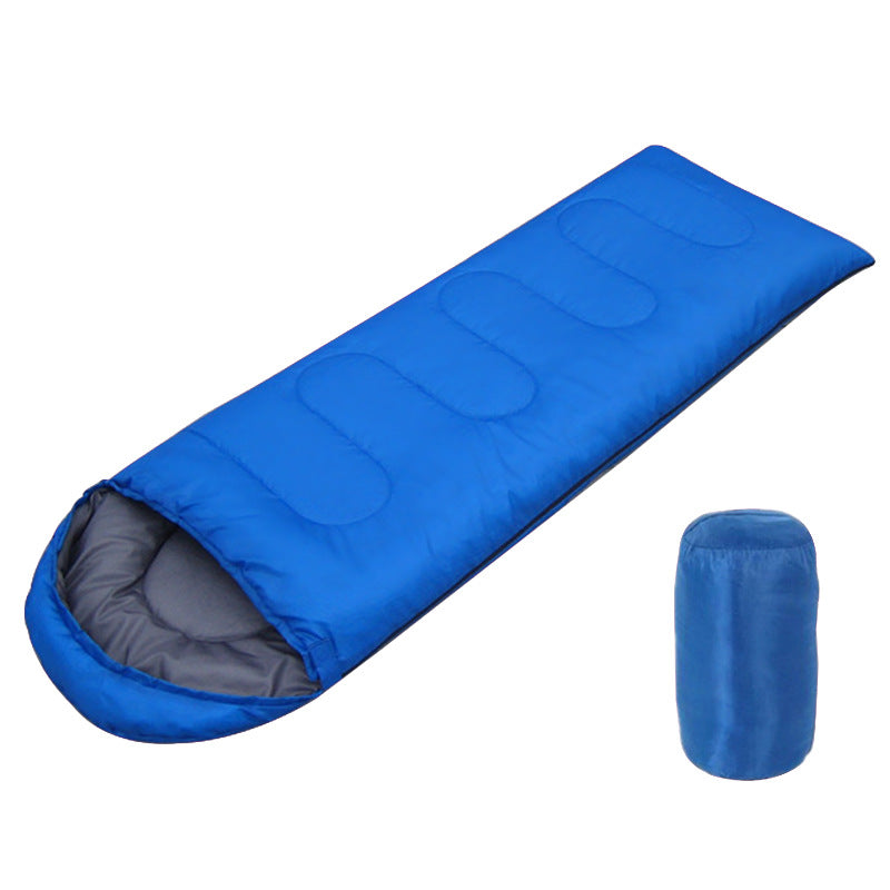 sac de couchage hiver bleu sur fond blanc